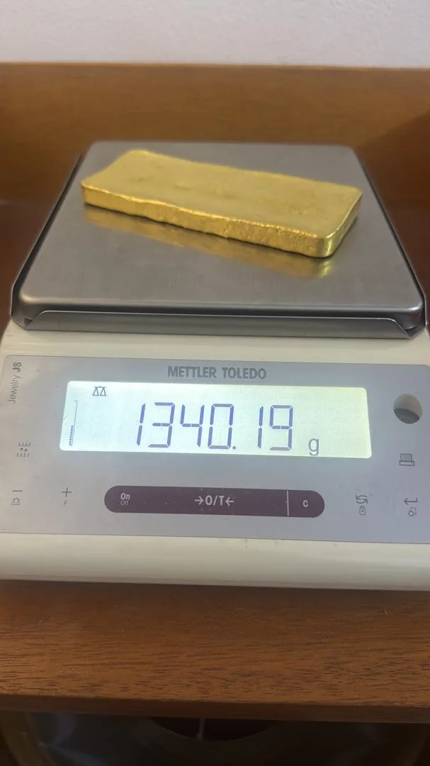 Lingot doré sur une balance